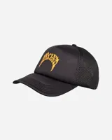 Gorro trucker negro con diseño de malla en la parte trasera y visera curva. Presenta un estampado frontal en color amarillo con tipografía estilo gótico que dice "Mayhem".