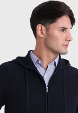 Canguro gris con cierre frontal, capucha con cordones ajustables y bolsillos laterales.