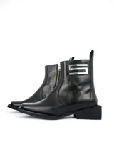 Botas de cuero negro con punta cuadrada, cierre lateral con cremallera y detalle de aplique metálico plateado en el lateral exterior.