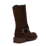 Bota de gamuza color marrón con taco cuadrado, caña media y detalles de tiras con tachas metálicas y argolla en el tobillo.