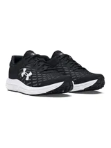 Championes de running Under Armour modelo Charged Assert 10, color negro con detalles en blanco. Presentan parte superior de malla transpirable con revestimientos de cuero, entresuela Charged Cushioning para mayor amortiguación y suela de caucho macizo.