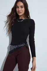 Body de manga larga en color blanco, confeccionado en tejido acanalado con ajuste al cuerpo y escote redondo.