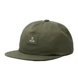 Gorra de visera plana marca Roark color verde militar, con diseño de cinco paneles y un parche rectangular frontal con el logo y nombre de la marca bordados.