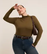 Blusa de manga larga con cuello alto, confeccionada en tejido de viscosa con elastano, de diseño liso y ajuste al cuerpo.