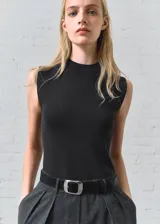 Mono largo sin mangas con diseño combinado, parte superior negra de cuello alto y parte inferior gris con diseño de raya diplomática, corte recto y trabillas para cinturón.