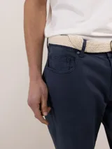 Pantalón de gabardina de corte slim fit y tiro medio, con diseño de cinco bolsillos y cierre de cremallera.