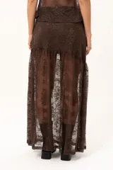 Pollera larga de encaje color chocolate, con diseño traslúcido y corte fluido.