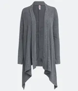 Cardigan gris de tejido de punto, con mangas largas y terminación irregular en el ruedo.