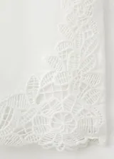 Short blanco de tiro regular, corte recto y largo corto, confeccionado en mezcla de algodón y lino, con detalle de bordado en el bajo.