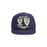 Gorra de visera plana Eme Studios color azul marino con diseño bordado en color beige que incluye escudos y textos alusivos a la marca en el frente.