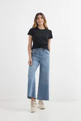 Pantalón palazzo de jean celeste de tiro alto y corte ancho.