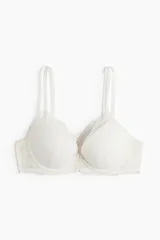Soutien push-up de encaje color blanco con aros y copas acolchadas que realzan el busto, breteles ajustables y cierre de corchetes en la espalda.