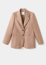 Chaqueta de traje color tostado con cuello de solapa, cierre frontal de dos botones, mangas largas y bolsillos de parche delanteros. Cuenta con forro interior y diseño recto.