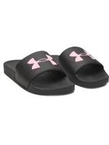 Sandalias tipo ojota Under Armour, color negro con logo de la marca en color rosado sobre la correa. Presentan una correa sintética moldeada con forro de espuma y plantilla anatómica de PU.