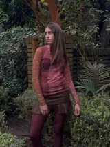 Pollera corta con volado en el ruedo, confeccionada en tela con lentejuelas doradas.