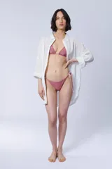 Bombacha de bikini con tiras laterales ajustables y ribetes en contraste.