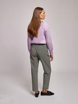 Sweater color ladrillo de tejido de punto trenzado, con cuello redondo y calados en el frente.