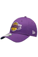 Gorra New Era color violeta con visera curva, diseño estructurado y el logo bordado de Los Angeles Lakers en el frente en tonos amarillo y blanco. Cuenta con el logotipo de la marca bordado en el lateral.
