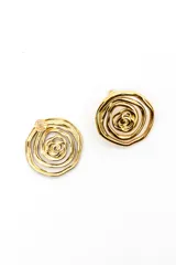 Par de aros plateados con diseño circular en relieve que simula una rosa abstracta en espiral.