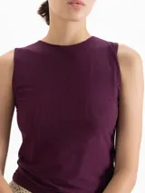 Musculosa de cuello redondo y silueta minimalista, confeccionada en una suave mezcla de poliamida y elastano que ofrece un calce confortable y una gran adaptabilidad al cuerpo. Su diseño sin mangas con hombros sutilmente encajados la convierte en una prenda básica de alta calidad.