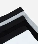 Pack de tres calzoncillos tipo bóxer de algodón en colores gris, negro y blanco, con cintura elástica negra.