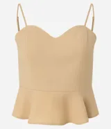 Blusa estilo corset color beige claro, con escote corazón y breteles finos. Presenta un corte ajustado en el torso y un volado peplum en el bajo.