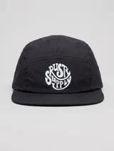 Gorro con visera plana de color negro, estilo 5 panel, con estampa circular blanca con la inscripción "Rusty Supply" en el frente.