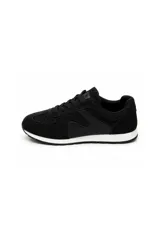 Zapatilla urbana color negro con combinacion de texturas, inserciones de malla y detalles de gamuza sintetica, con suela blanca y entresuela de goma.
