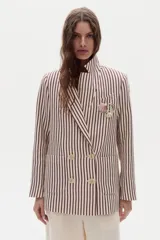 Blazer cruzado de lino con diseño de rayas verticales burdeos sobre fondo beige, solapas de muesca, bolsillos delanteros de parche y doble botonadura con botones claros.