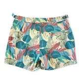 Short de baño Von Braun con estampado botánico de hojas en tonos verdes, amarillos y rosados. Presenta pretina fija con hebillas metálicas laterales para ajuste, cierre frontal con botón a presión, dos bolsillos laterales y uno trasero. Incluye interior con mesh hipoalergénico y tejido de secado rápido.