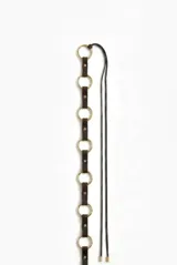 Cinturón de cuero marrón chocolate compuesto por aros metálicos dorados unidos con tiras de cuero y tachas, acompañado de tiras finas colgantes con terminales metálicas.