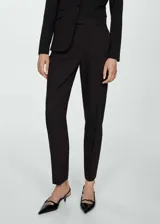 Pantalon de vestir de corte recto y tiro medio, con bolsillos laterales y bolsillos de ribete en la parte posterior. Cuenta con trabillas para cinturón y cierre frontal.