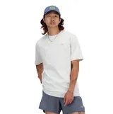 Remera de manga corta New Balance Athletics, color gris jaspeado, con corte holgado y logo pequeño bordado en el pecho.