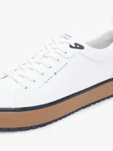 Zapatillas Tommy Hilfiger modelo Harlem Core Cleat de color blanco, con suela de goma marrón y detalles distintivos de la marca.