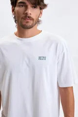 Remera de manga corta color blanco con estampa pequeña en el pecho con la frase Retro Peace en color verde.