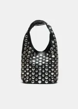 Cartera negra tipo hobo con tachas plateadas de diferentes tamaños.