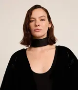 Pañuelo de poliéster satinado con diseño plegado, ideal para usar en el cuello, cabello o en el bolso.