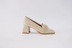 Zapato clásico color beige con textura croco, taco cuadrado y punta cuadrada.