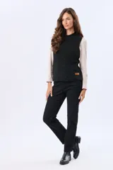 Pantalón cargo negro de corte skinny, confeccionado en algodón con elastano, con bolsillos laterales utilitarios.
