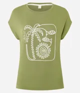 Remera de viscosa color verde con bordado lineal en blanco de una palmera, sol y peces. Posee cuello redondo, mangas cortas y calce regular.