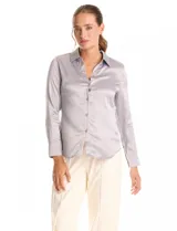 Camisa de satén color verde oliva, con cuello clásico, cierre frontal con botones metálicos y mangas largas con puños abotonados.