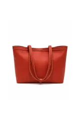 Bolso tipo tote amplio color rojo, confeccionado en PU con acabado texturado, costuras en contraste y doble asa de hombro.