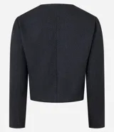 Chaqueta de manga larga confeccionada en tejido tweed color negro, con cuello redondo, cierre frontal mediante botones metalizados dorados y bolsillos frontales con solapa y botones a juego.