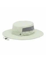 Sombrero tipo safari de ala ancha con paneles laterales de malla para ventilación y cordón ajustable con cierre de tanca. Presenta el logo de la marca bordado en la parte frontal.