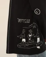 Remera blanca de manga larga con cuello redondo y estampado con dibujos en azul.