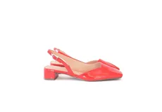 Zapato slingback de cuero charol color rojo, con punta cuadrada y escote en V. Cuenta con pulsera trasera con elástico y taco bajo cuadrado forrado en cuero.