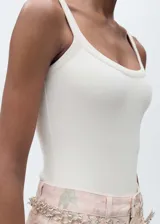 Body blanco de tejido de canalé con tirantes finos y cuello escotado.