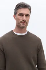 Sweater de cuello redondo con textura de tejido marcado, manga larga y puños acanalados.