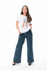 Pantalón de jean de corte ancho, color azul oscuro, con bolsillos frontales y traseros.