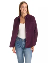 Camisa de pana marca Dash, color violeta, con cuello clásico, cierre frontal de botones y un bolsillo aplicado en el pecho.